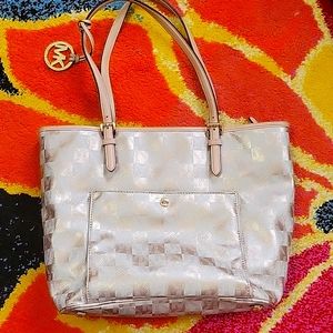 MICHAEL KORS TOTE METALLIC CHECKERED ROSE GOLD